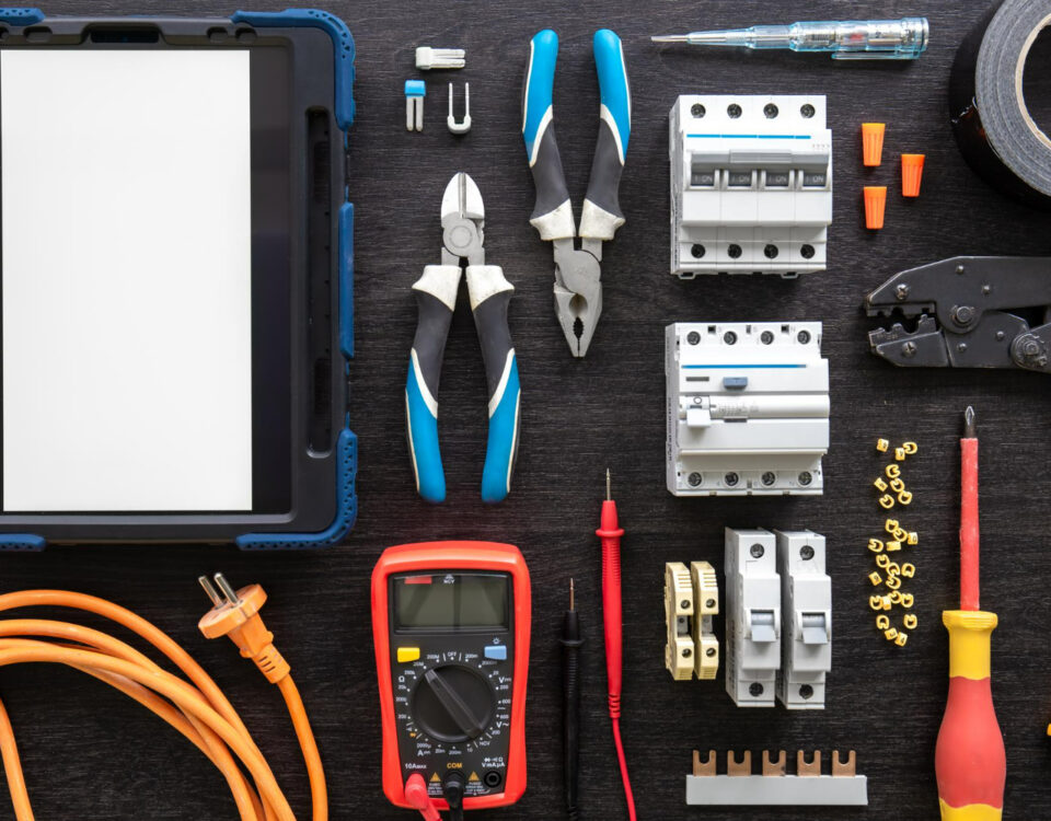 Ferramentas essenciais para eletricistas e técnicos em reparos Ferramentas essenciais para eletricistas e técnicos em reparos