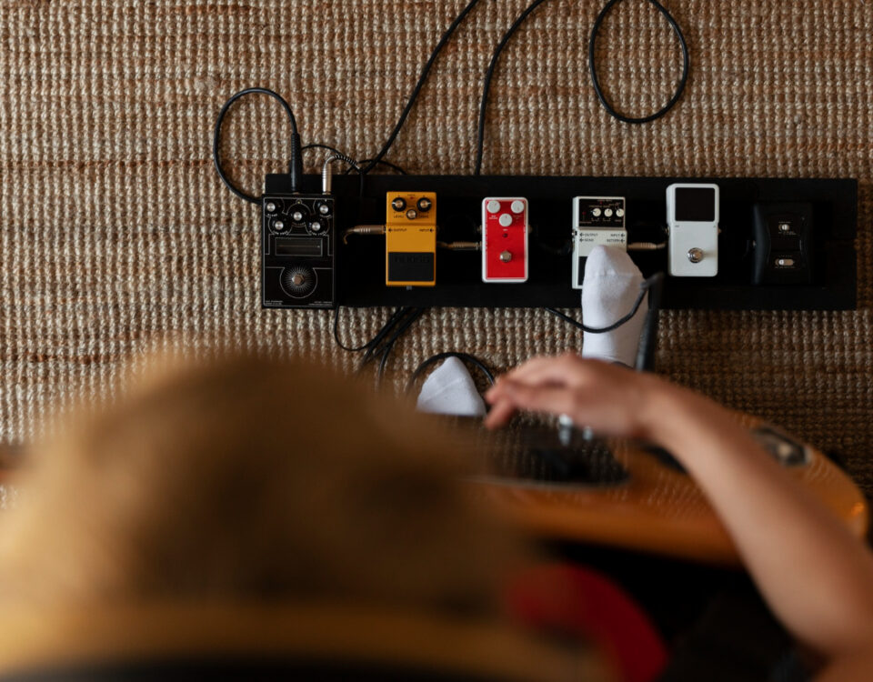 Como funcionam os pedais de efeito para guitarra?