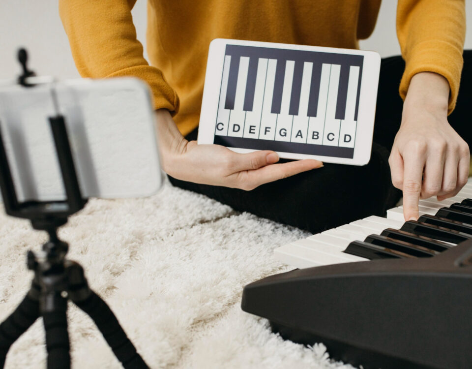 Como funcionam os sensores de toque em pianos digitais