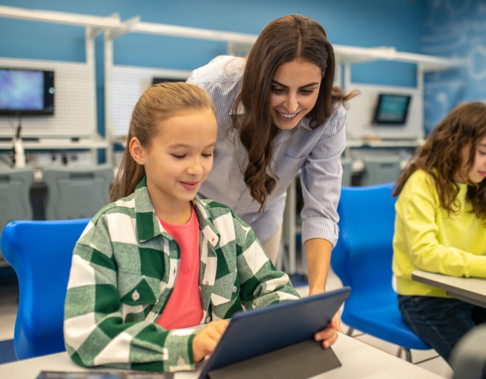 Totens, RFID e tablets: o front desk da escola Totens, RFID e tablets: o front desk da escola