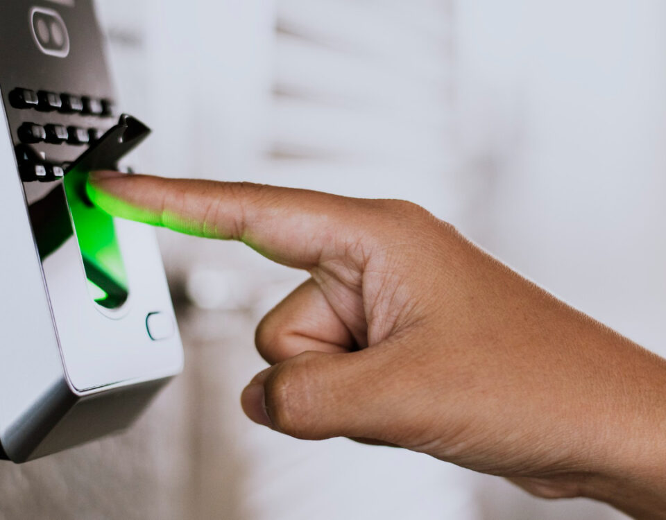 Fechaduras eletrônicas falham? O que os testes de bancada revelam