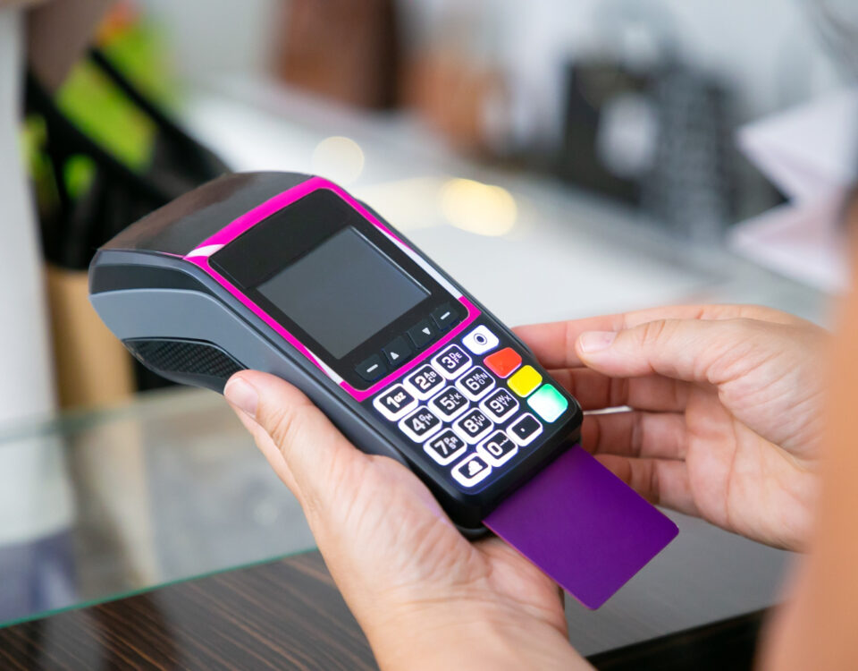 Maquininhas, TEF e taxas: a química da antecipação Maquininhas, TEF e taxas: a química da antecipação