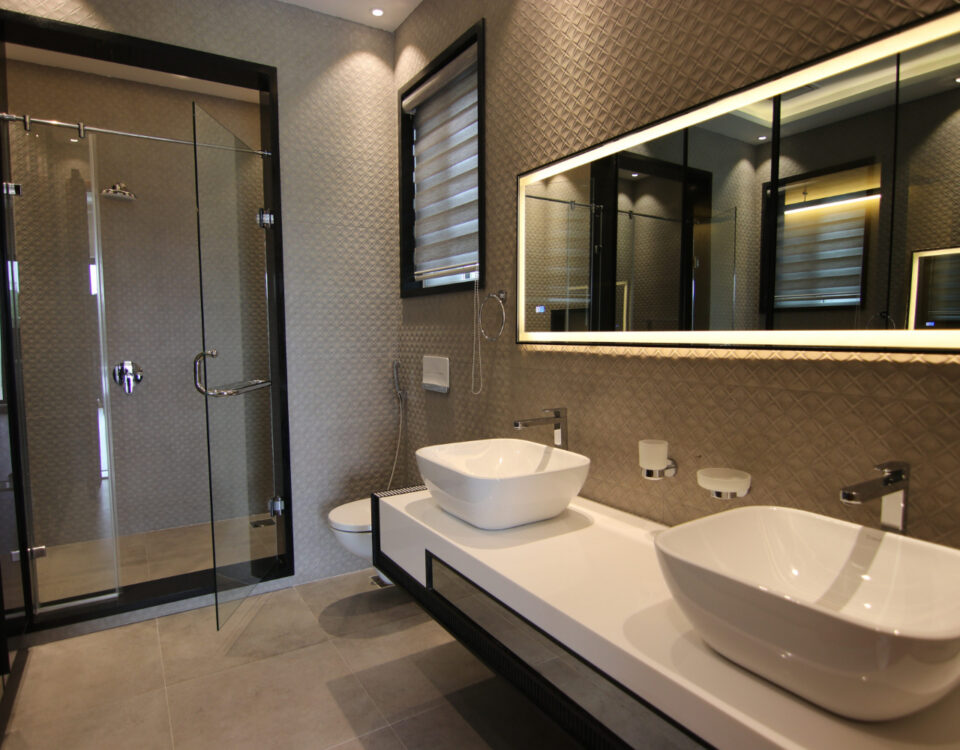 Integração entre louças e metais no banheiro moderno