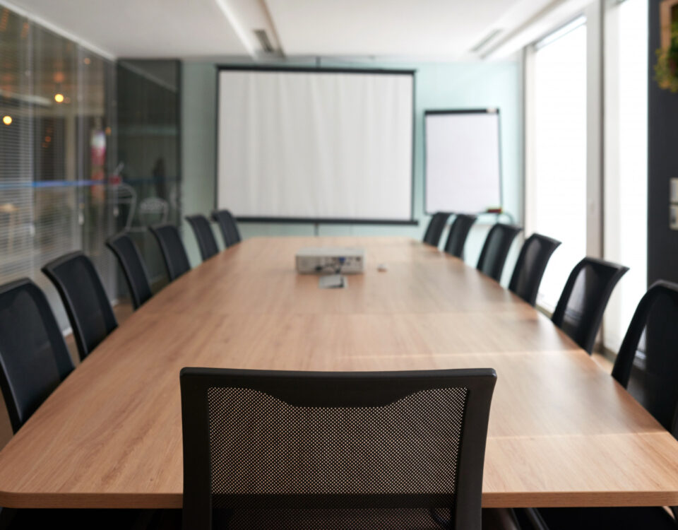 Salas de reunião com sensor: presença, ruído e energia em tempo real