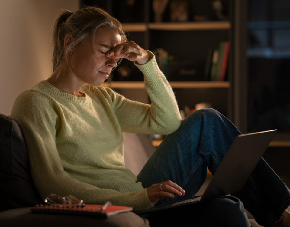 Excesso de estímulos digitais aumenta casos de ansiedade e dificuldade de concentração