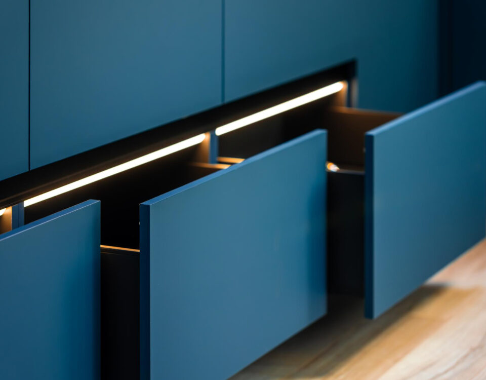 Móveis com LED exigem cuidado na montagem?