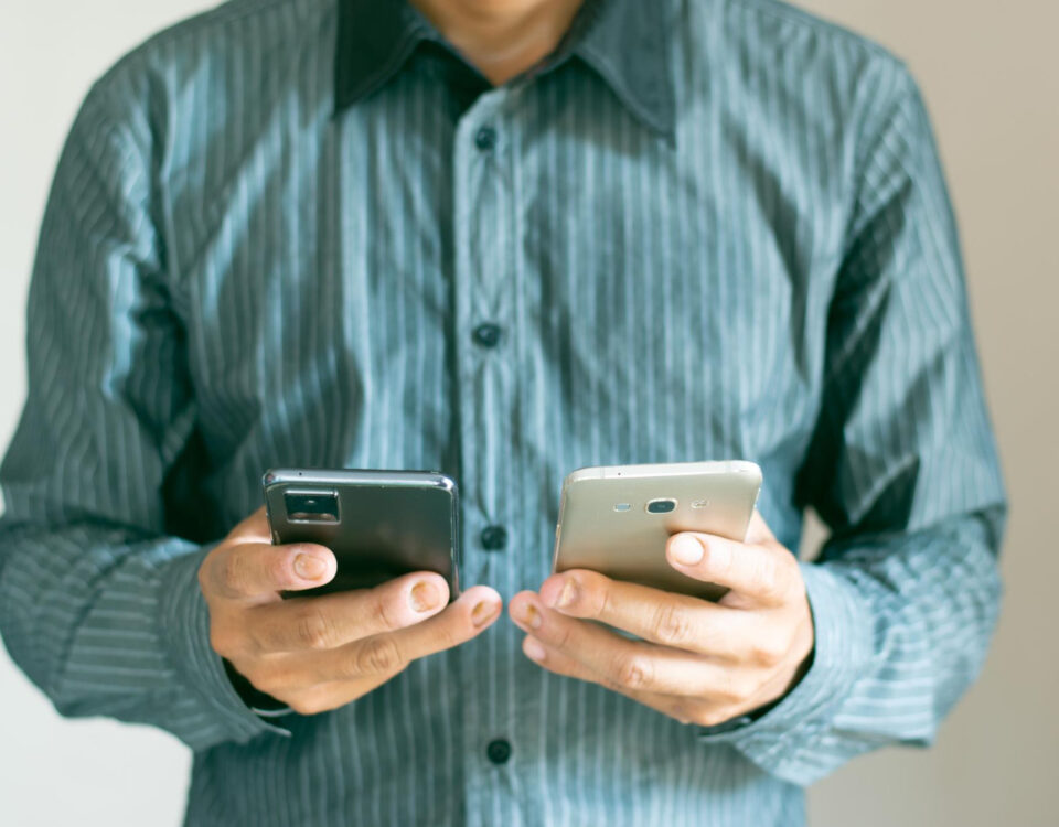 Vale ter um segundo celular só para contatos e encontros +18?