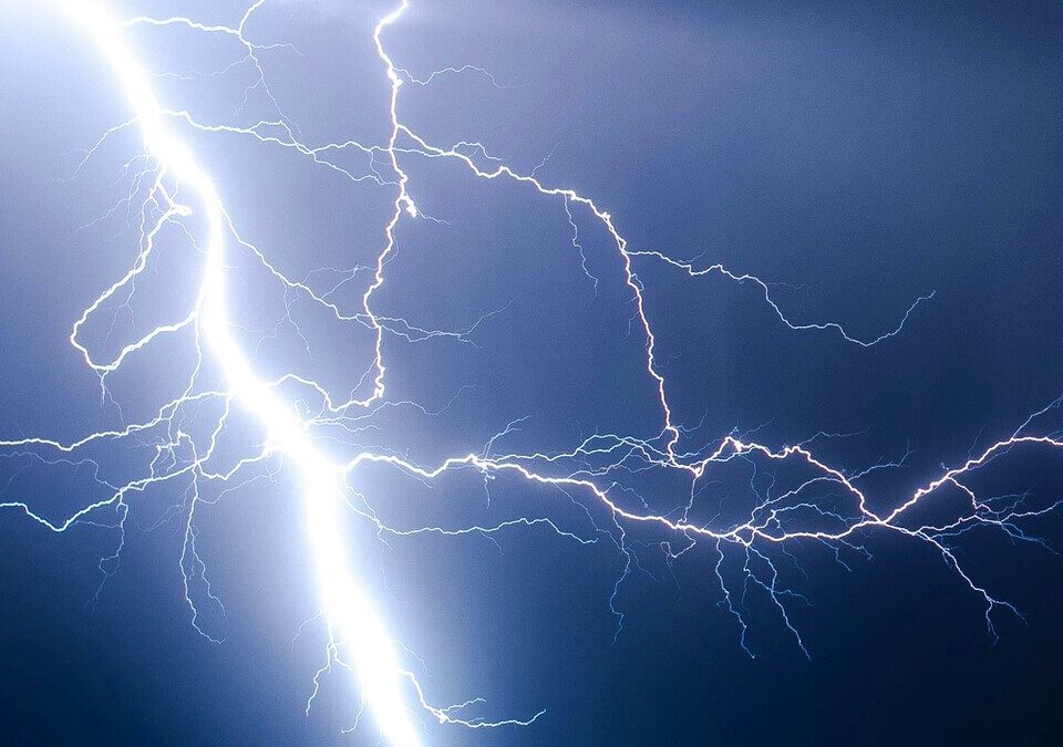 Raio caindo de uma nuvem escura de tempestade