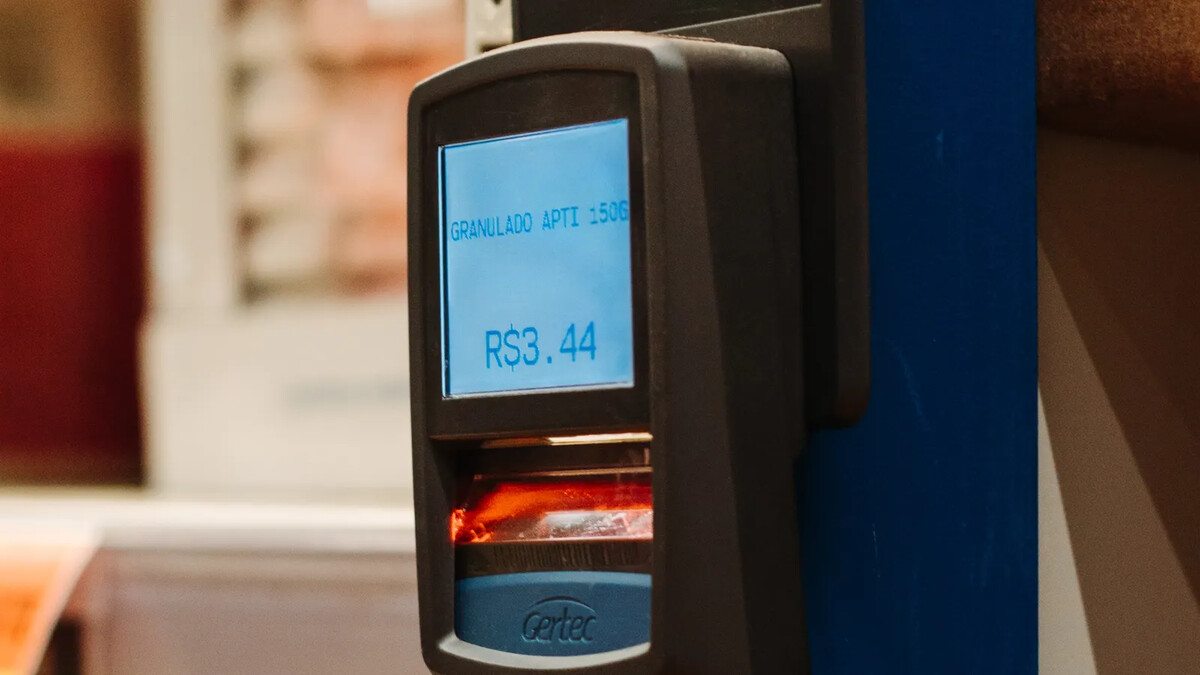 Balança, leitor e impressora: como ligar equipamentos ao sistema Leitor de código de barras em estabelecimento comercial
