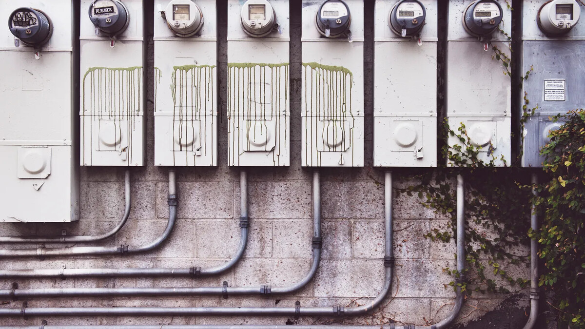 Medidores de energia elétrica em parede de tijolos