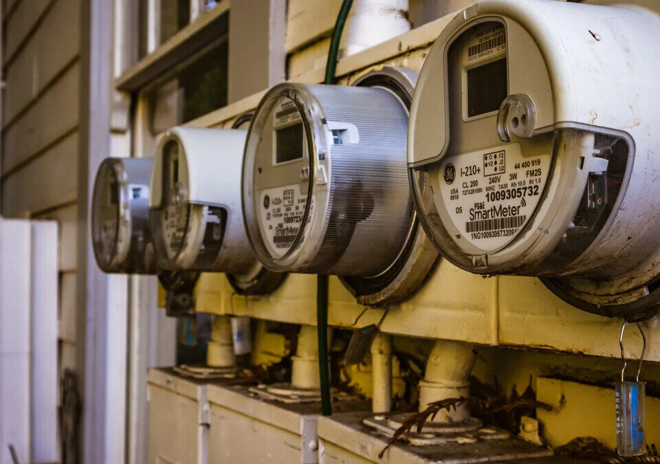Fileira de medidores de energia elétrica instalados em parede