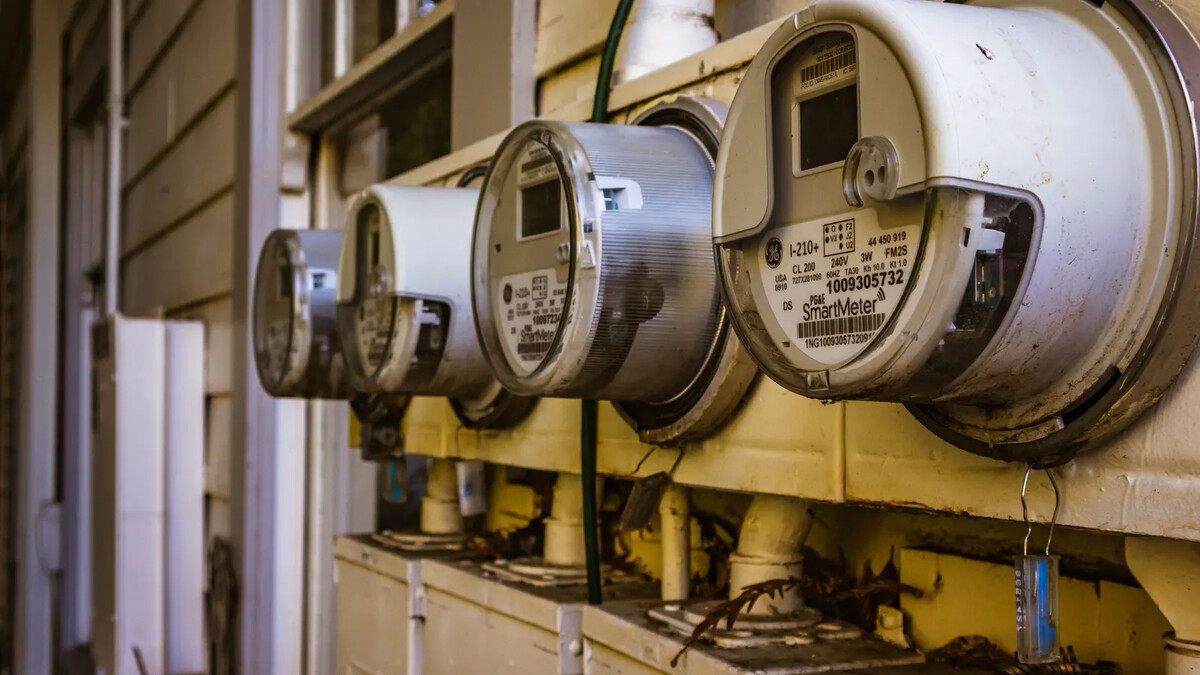 Fileira de medidores de energia elétrica instalados em parede