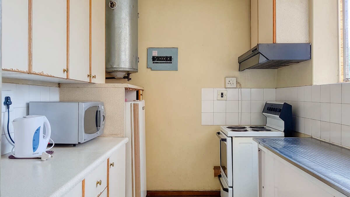 Cozinha compacta com fogão, micro-ondas e pia
