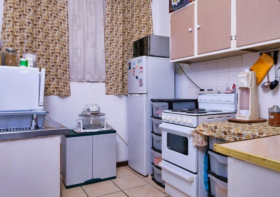 Cozinha com fogão, geladeira e micro-ondas
