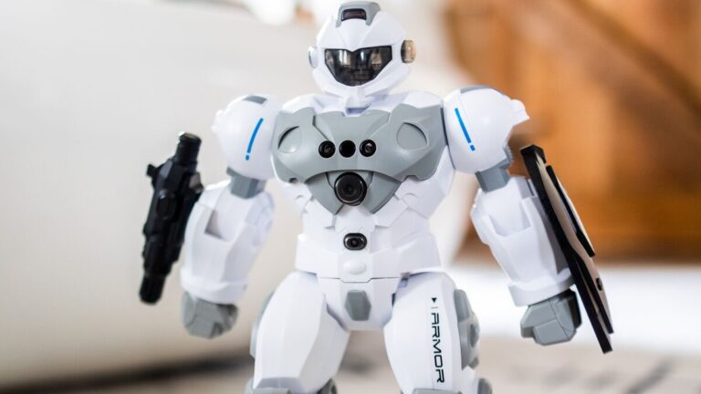 Brinquedo com IA: como checar microfone, Wi-Fi e selo da Anatel