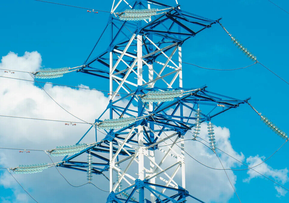 Torre com linhas de transmissão de energia