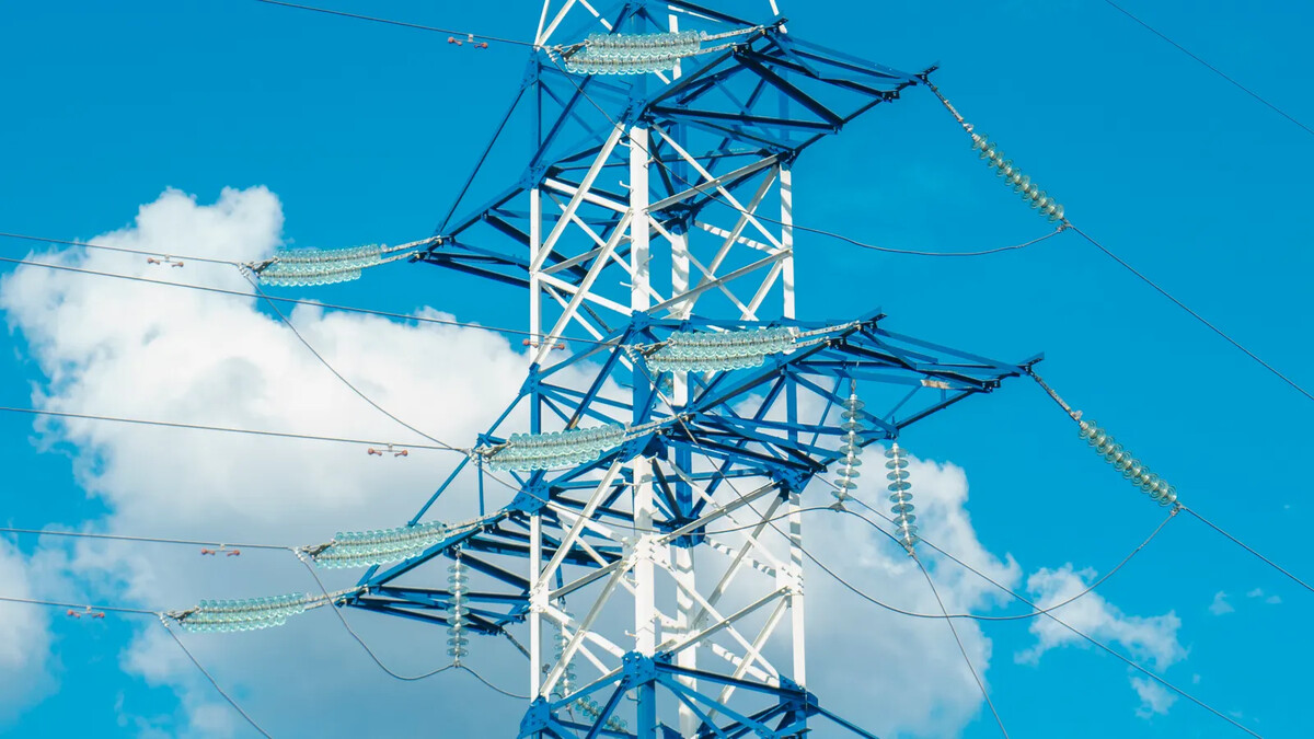 Torre com linhas de transmissão de energia