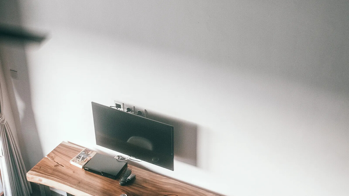 Televisor instalado sobre móvel na sala