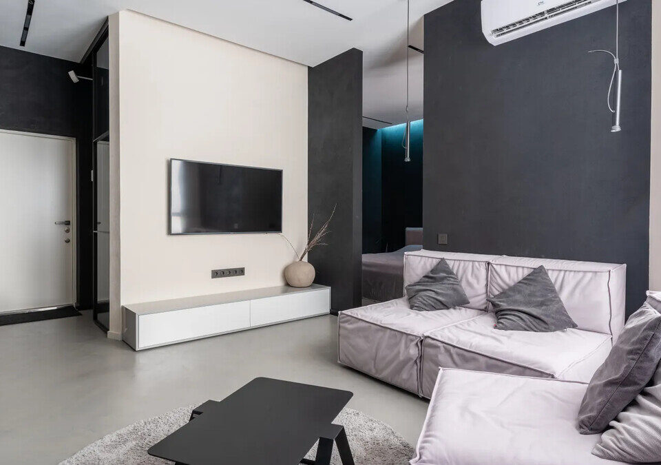 Televisor de tela grande instalado na sala