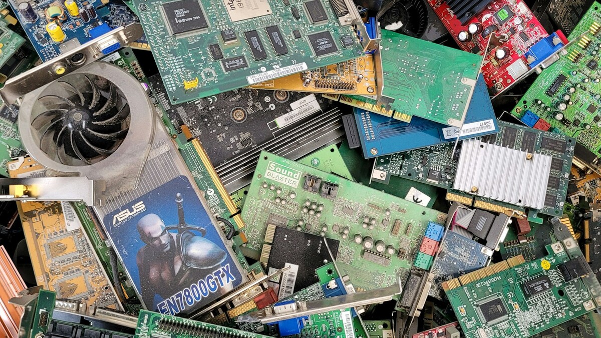 Pilha de componentes e aparelhos eletrônicos descartados