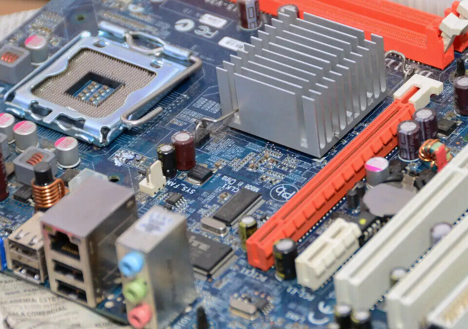 Computadores e peças eletrônicas usadas separadas para reaproveitamento