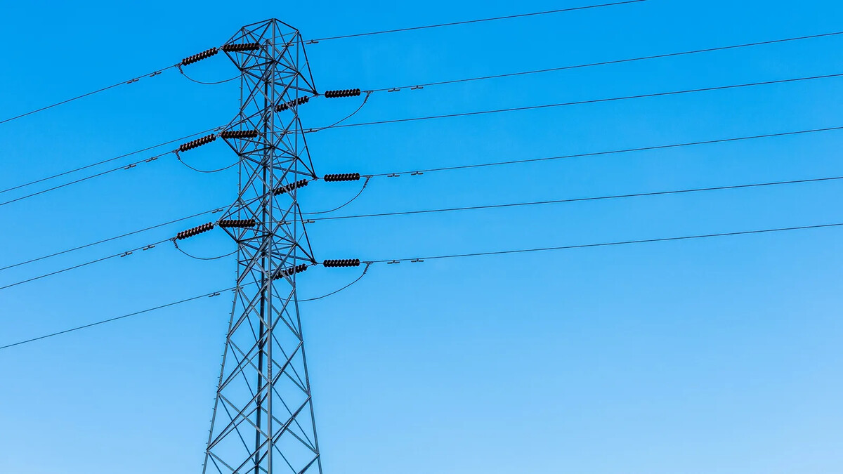 Estrutura metálica de transmissão elétrica com cabos