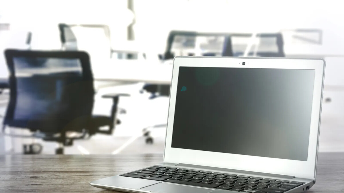 Computador portátil sobre mesa de escritório