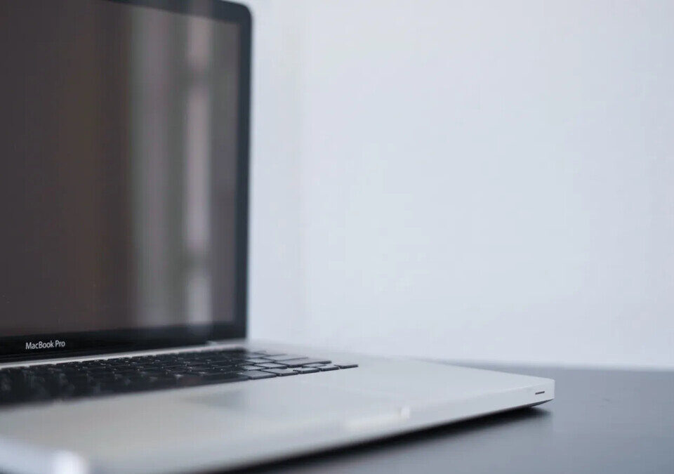 Notebook prateado em mesa moderna