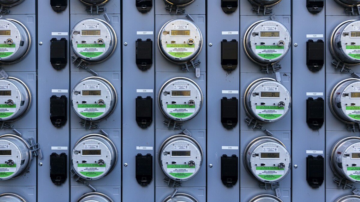 Painel com vários medidores de energia digitais lado a lado