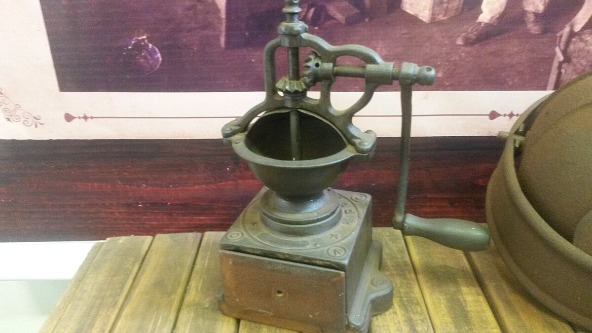 Moedor de café manual antigo de ferro com manivela