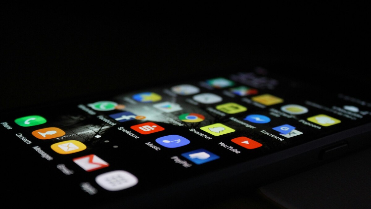 Smartphone Android sobre uma superfície, com a tela acesa