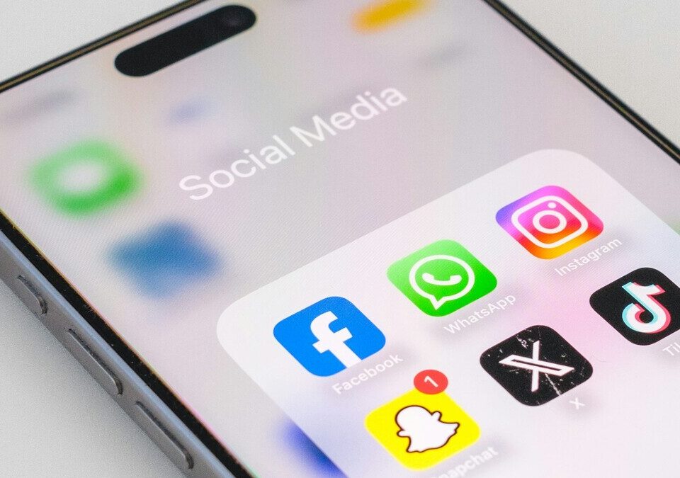 iPhone sobre uma superfície branca visto de perto