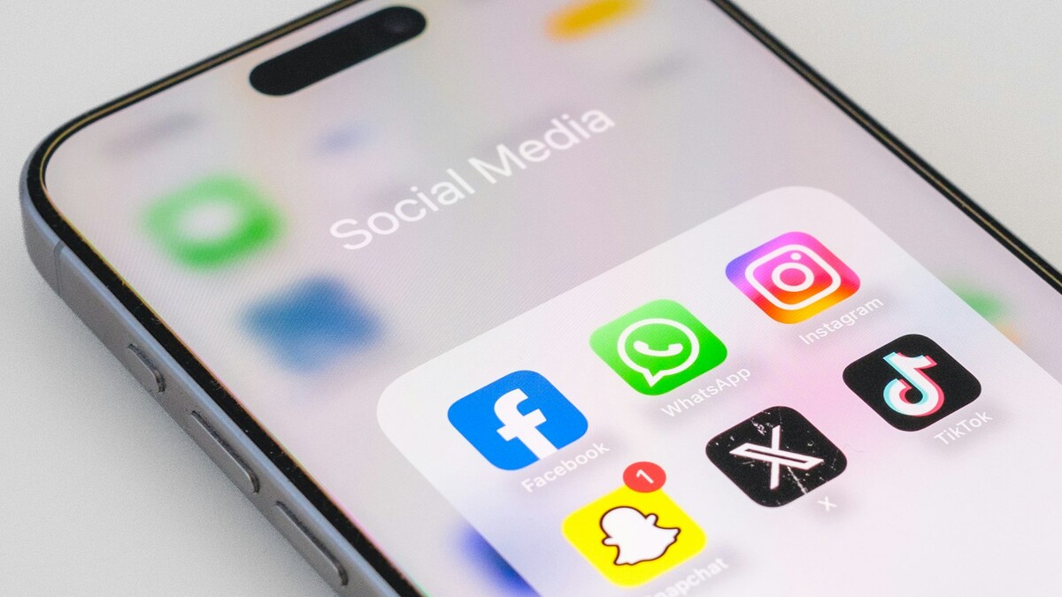 iPhone sobre uma superfície branca visto de perto