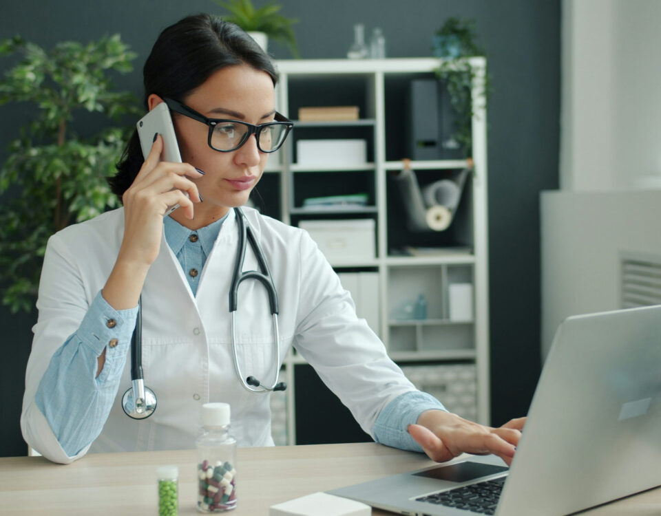 PC, tablet ou celular: quais equipamentos realmente fazem diferença em um consultório digital?