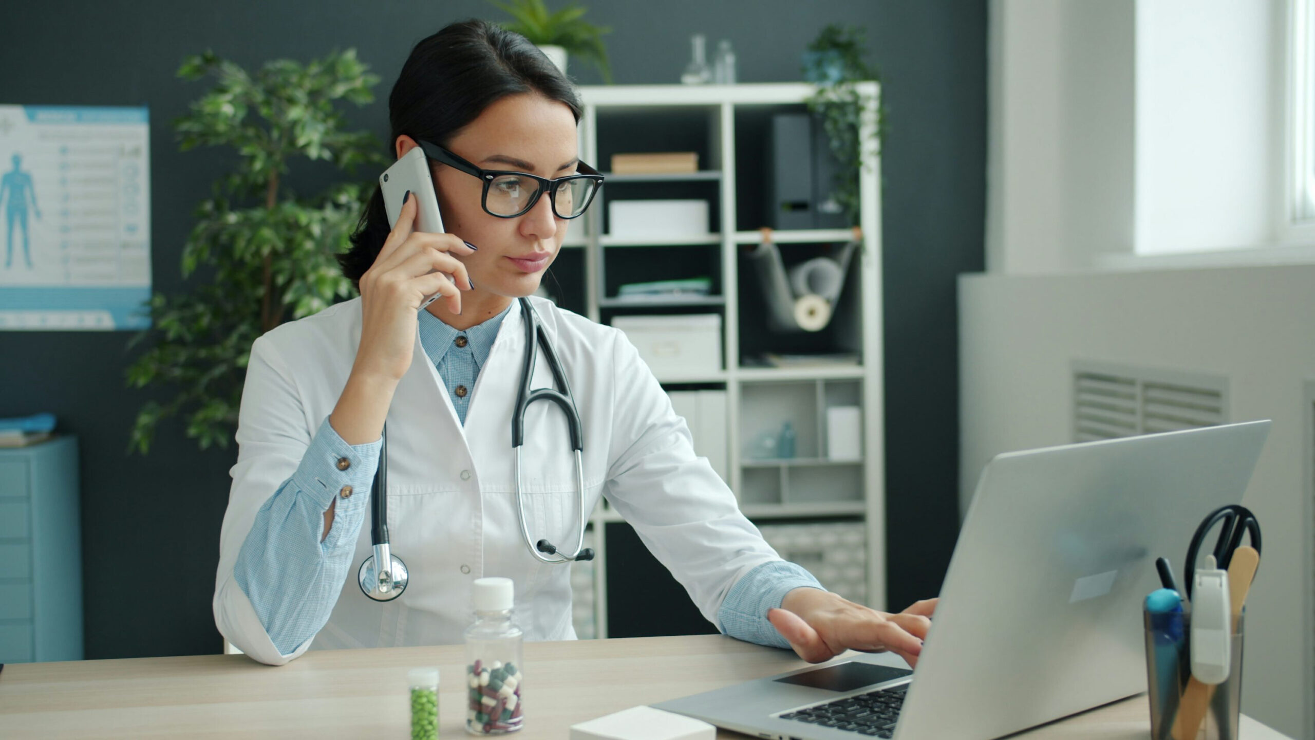 PC, tablet ou celular: quais equipamentos realmente fazem diferença em um consultório digital?