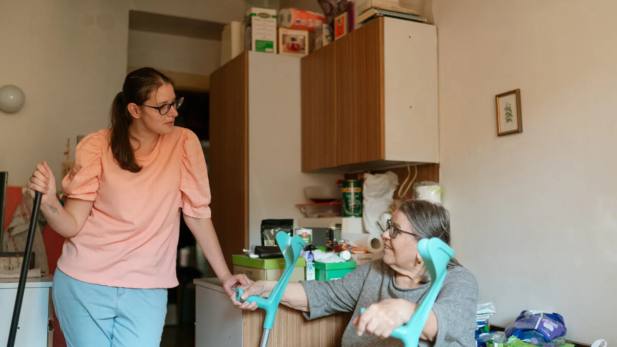 Quais aparelhos ajudam a prevenir quedas de idosos em casa? Ambiente doméstico com iluminação e rotas de circulação
