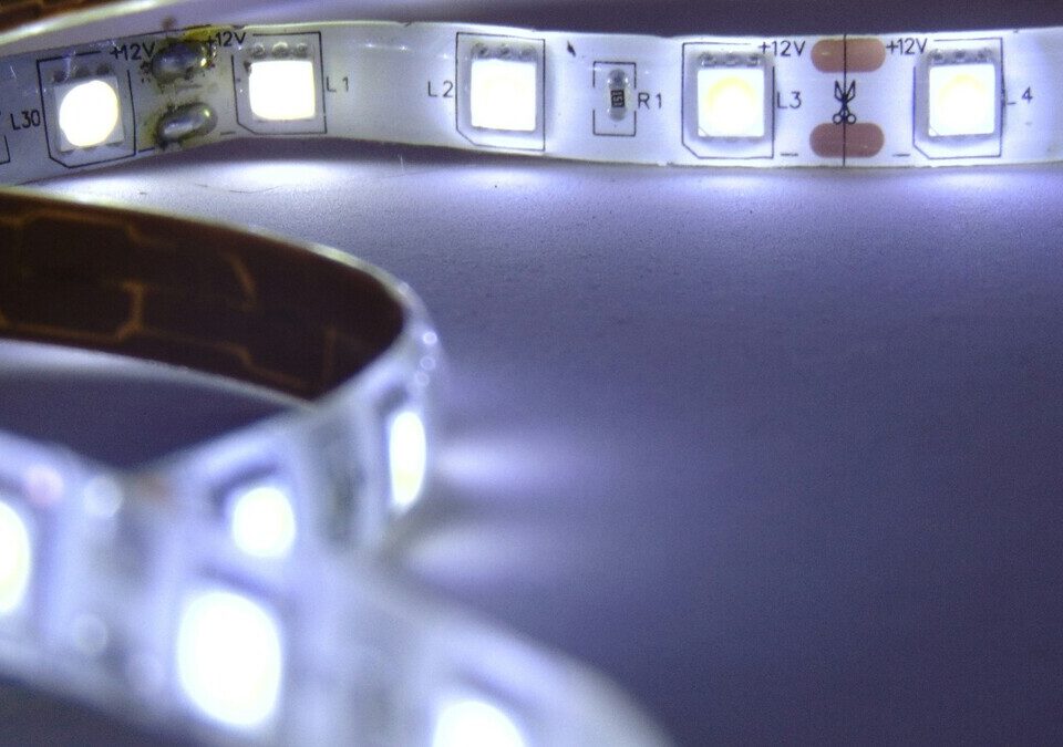 Fita de LED branca acesa enrolada sobre superfície clara