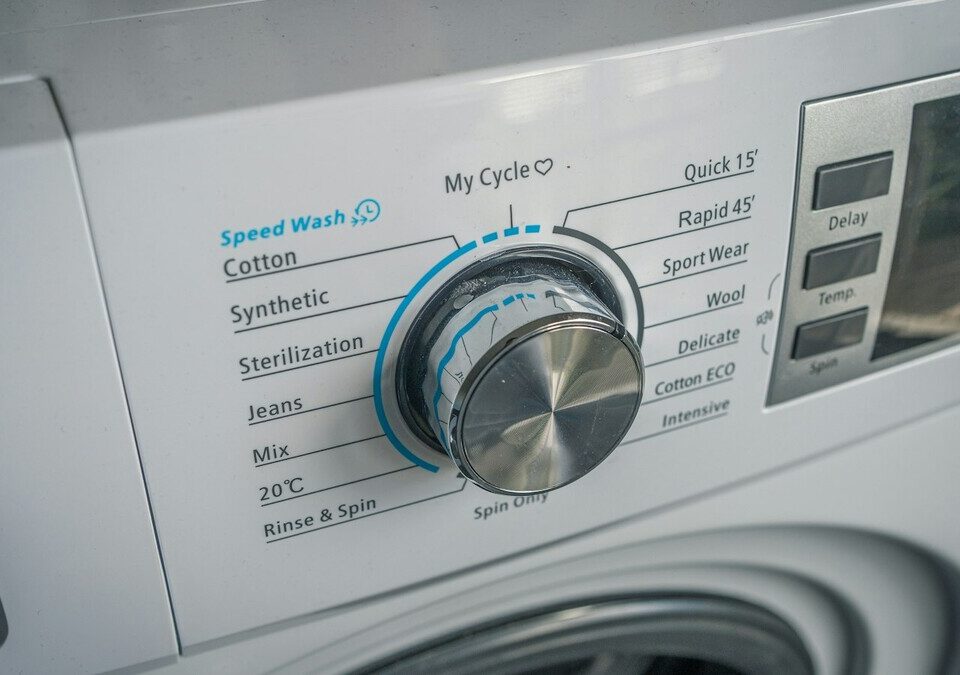 Painel com seletor de programas de uma máquina de lavar roupa