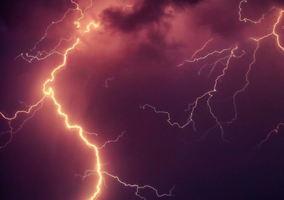 Raios cortando o céu durante tempestade noturna
