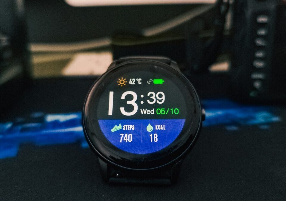 Smartwatch redondo sobre uma mesa mostrando a hora
