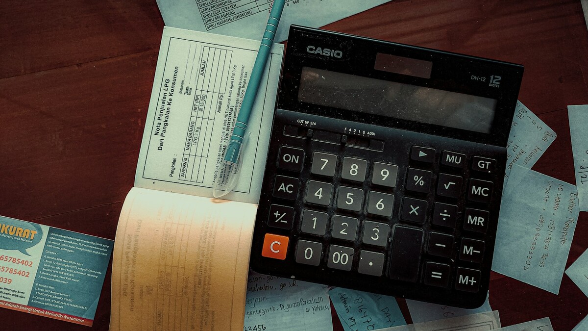 Calculadora sobre mesa de madeira