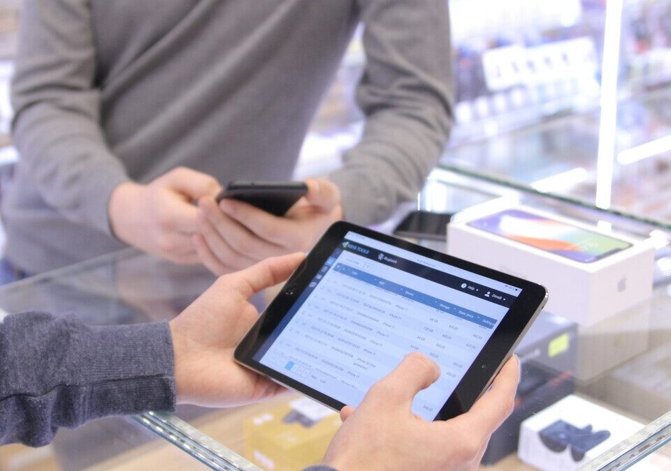 Duas pessoas olhando um tablet em uma loja